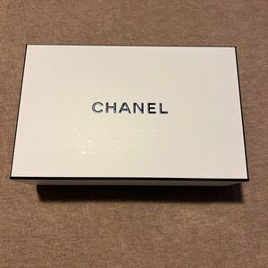 CHANEL White and Black Logo Presentation Box